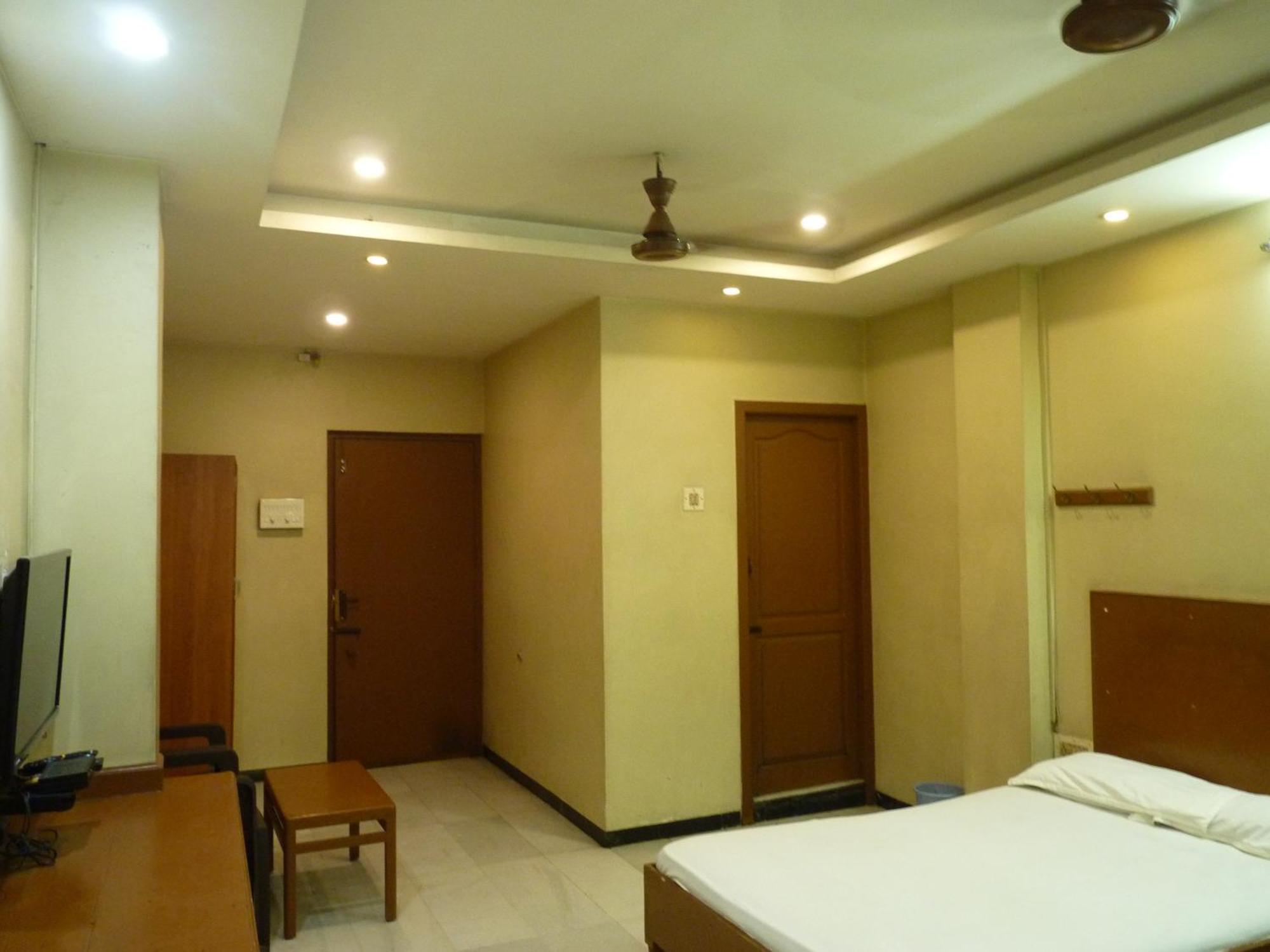 Nanda Lodge Mettuppālaiyam Buitenkant foto