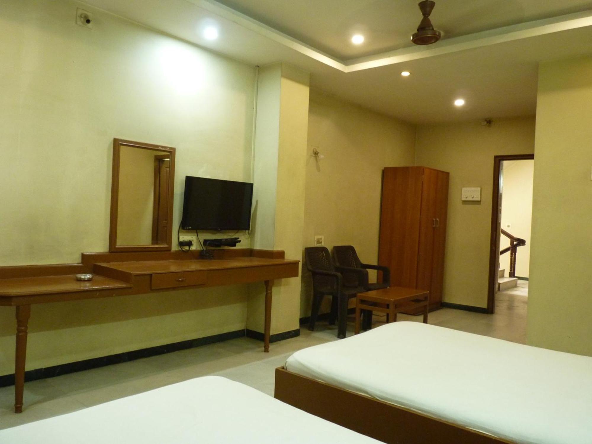 Nanda Lodge Mettuppālaiyam Buitenkant foto