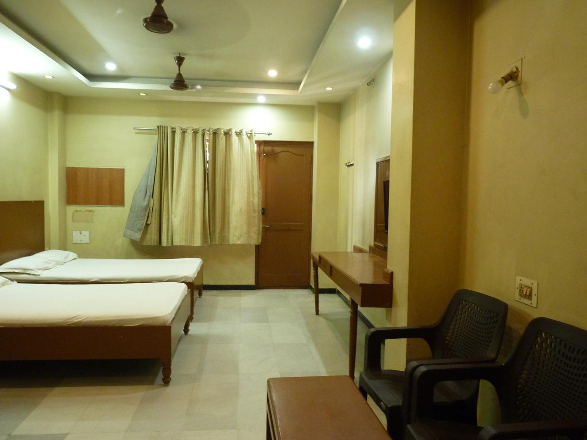 Nanda Lodge Mettuppālaiyam Buitenkant foto