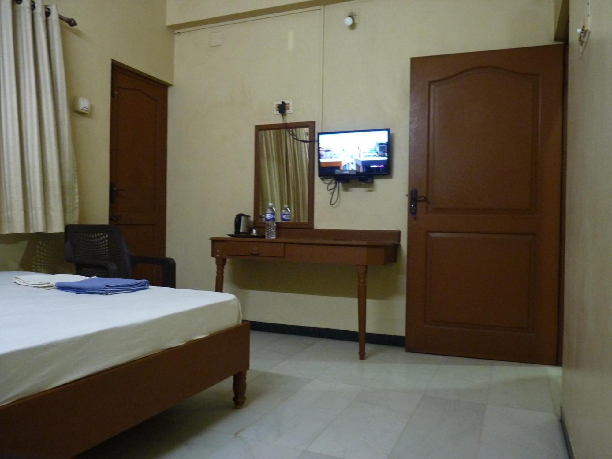 Nanda Lodge Mettuppālaiyam Buitenkant foto