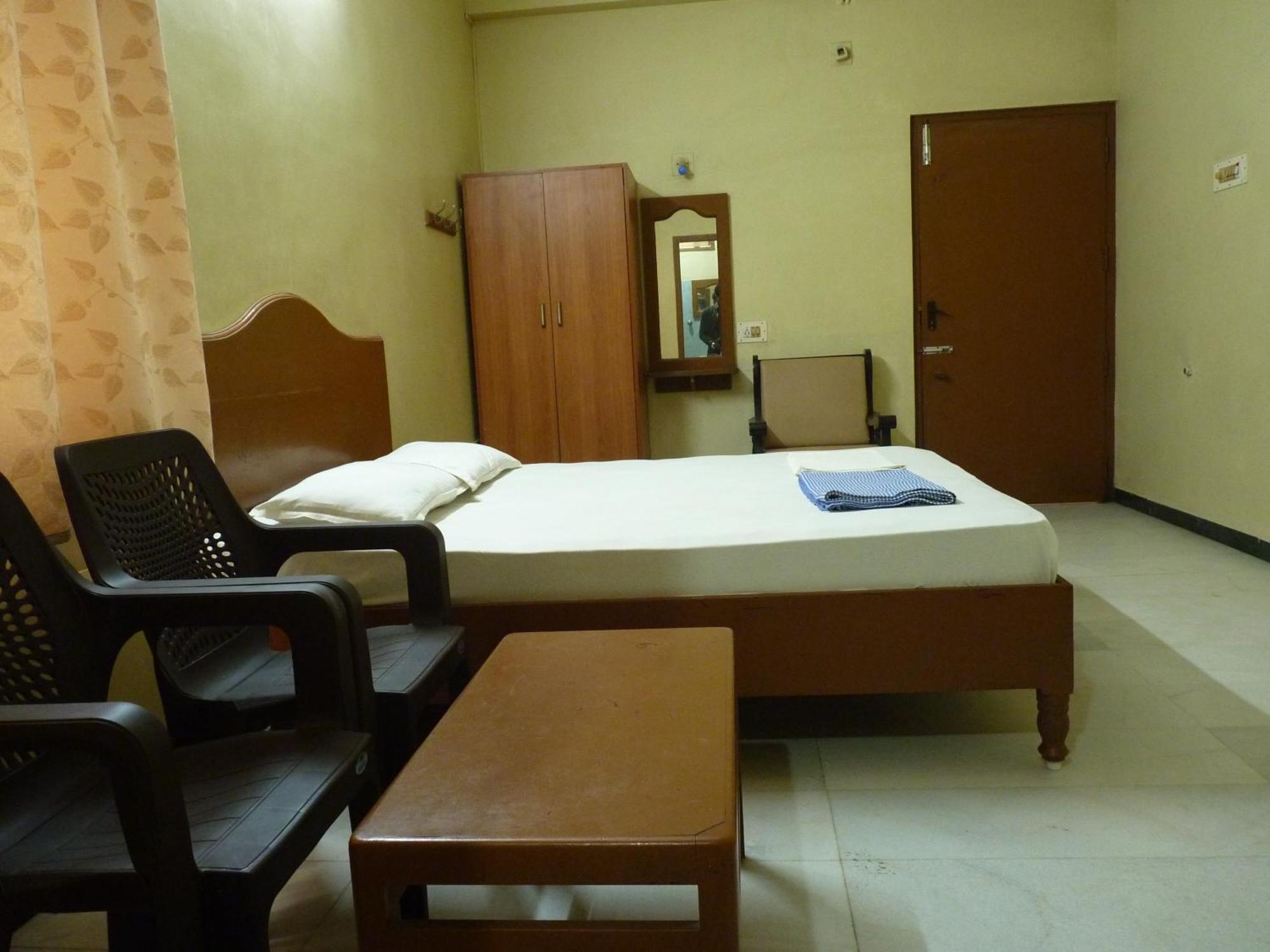 Nanda Lodge Mettuppālaiyam Buitenkant foto