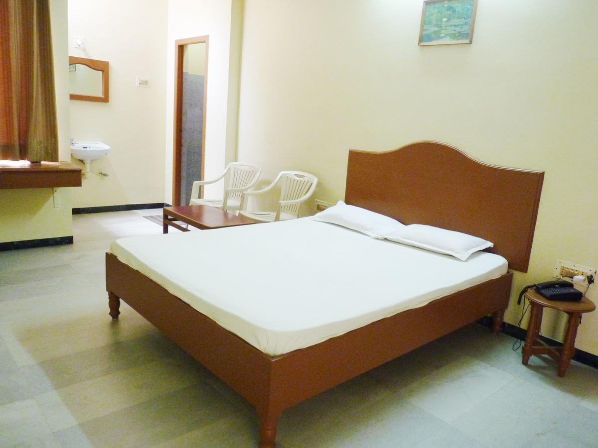 Nanda Lodge Mettuppālaiyam Buitenkant foto