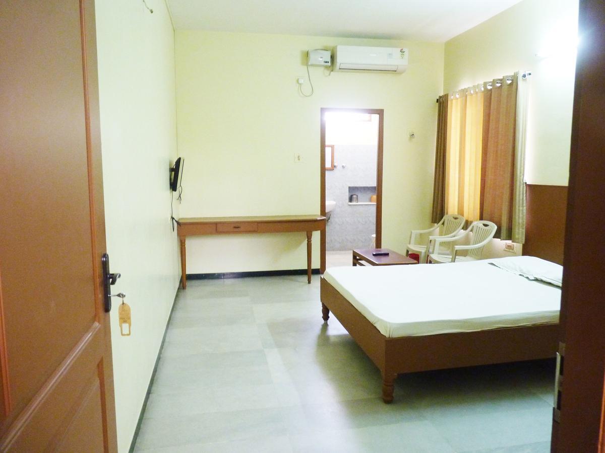 Nanda Lodge Mettuppālaiyam Buitenkant foto