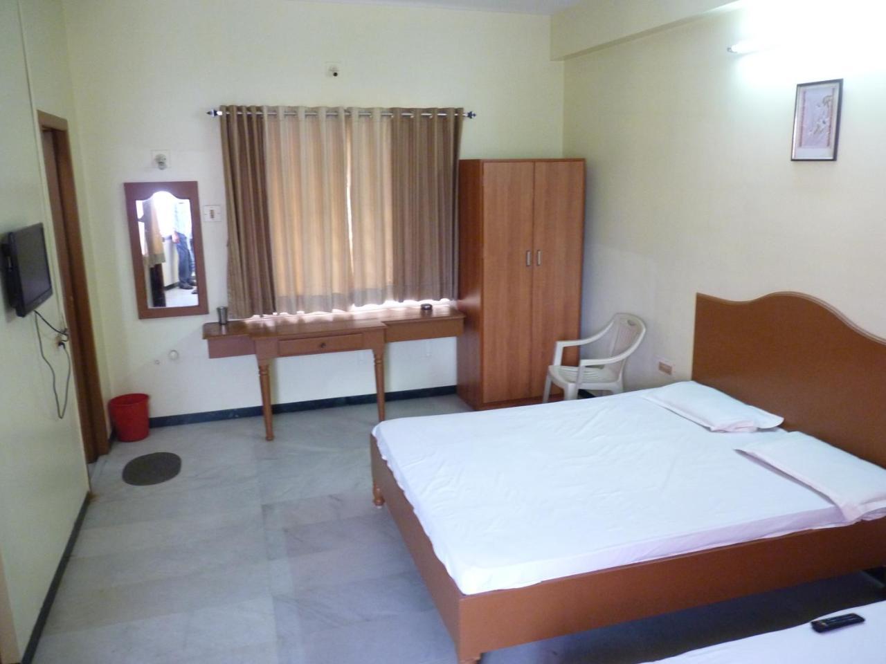 Nanda Lodge Mettuppālaiyam Buitenkant foto