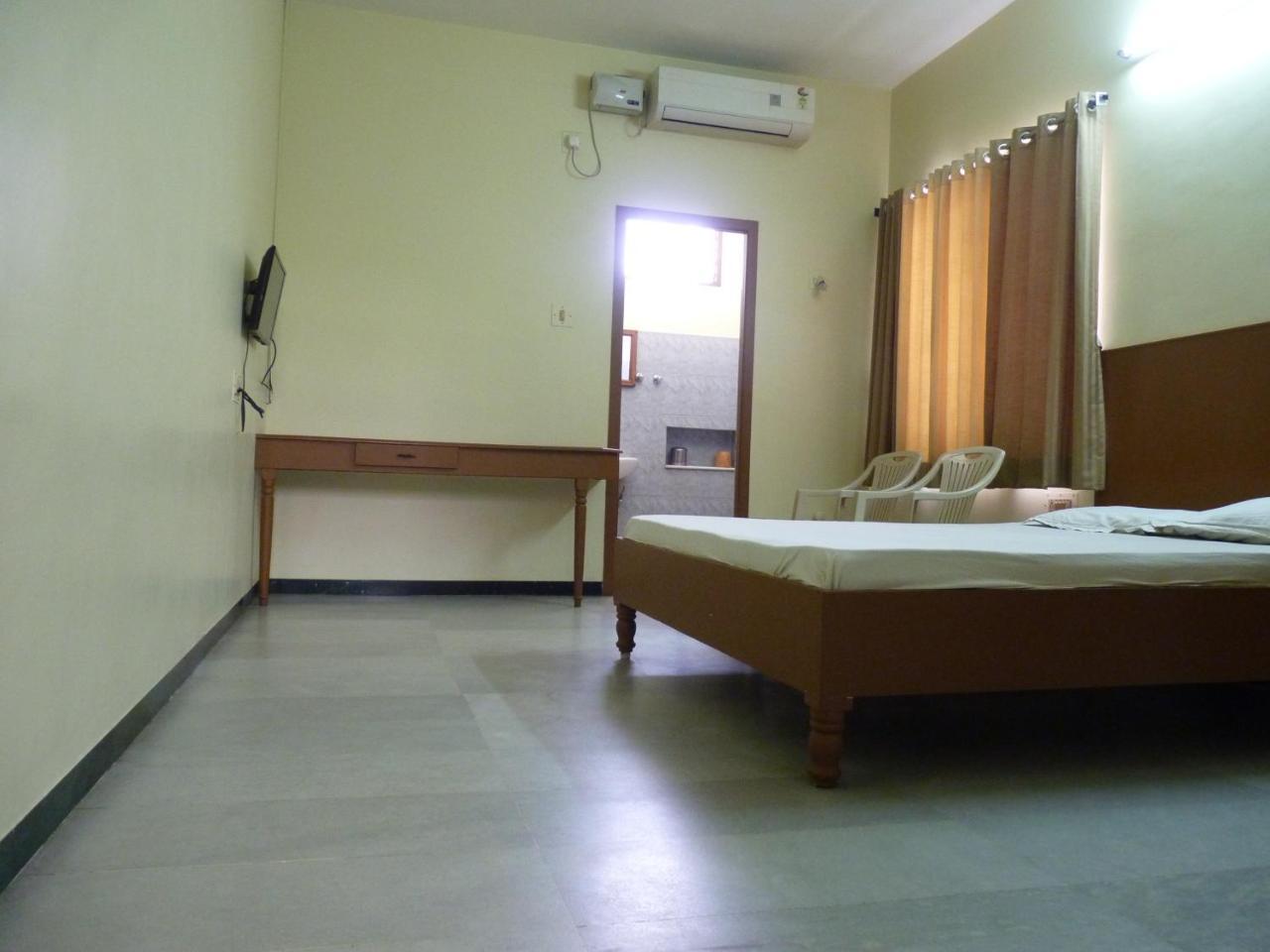 Nanda Lodge Mettuppālaiyam Buitenkant foto